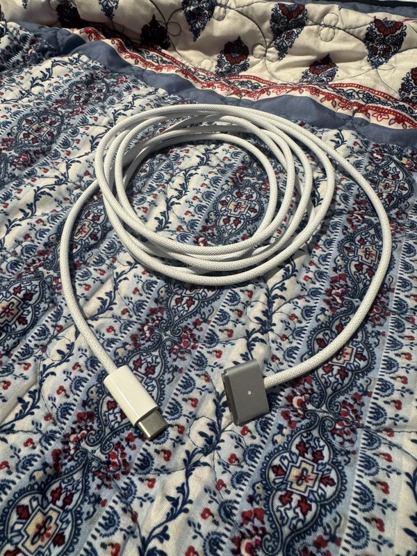 Apple USB-C to MagSafe 3 Charging Cable (2m) – Silver