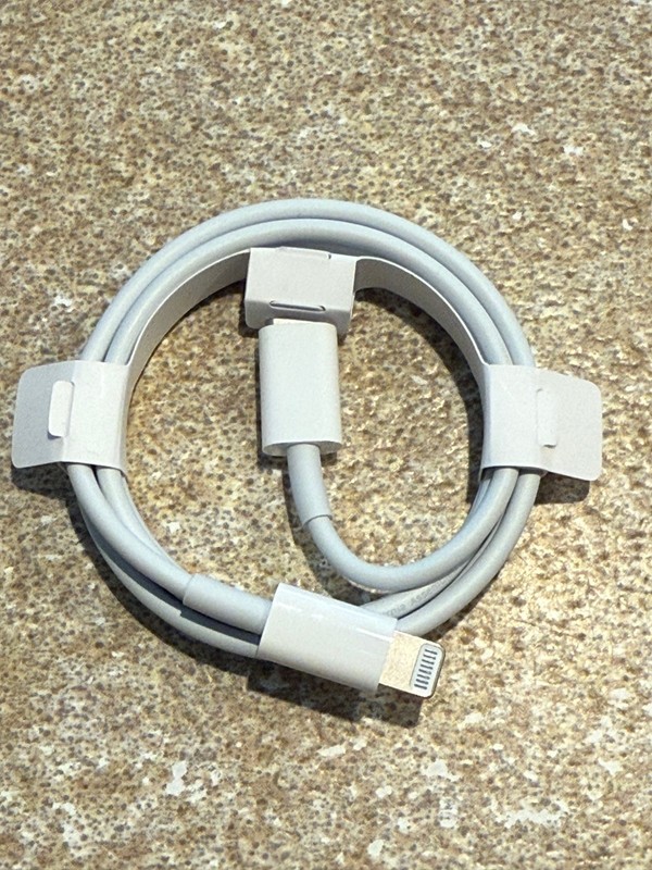 Original Apple USB‑C to Lightning Cable 1m MM0A3ZM – OEM iPhone 13 – New Unused gallery