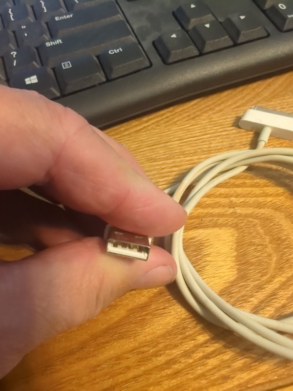 Apple MA591G/C 30-pin to USB Cable gallery