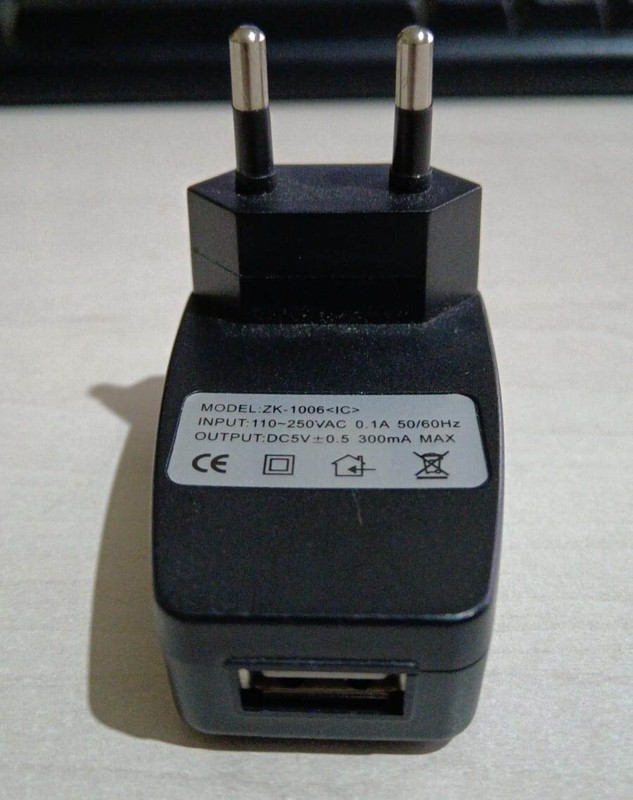 ADATTATORE CARICATORE PRESA SPINA USB Input 0.1A Output 5V 300mA Model: ZK-1006