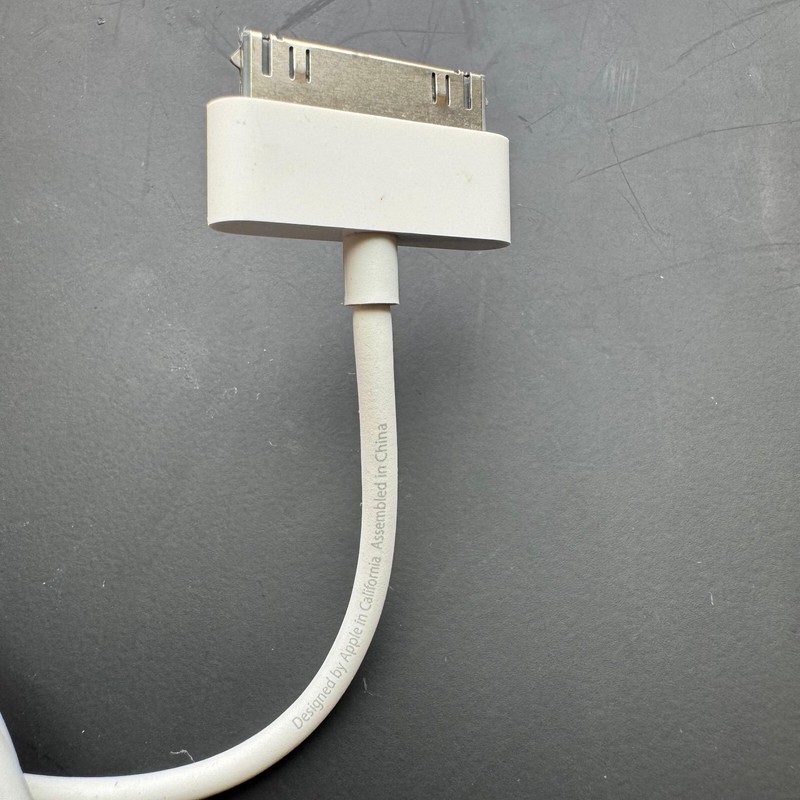 Genuine APPLE 30 Pin to USB 1m Cable MA591G/C iPod iPad 1/2/3 iPhone 3/4 Used gallery