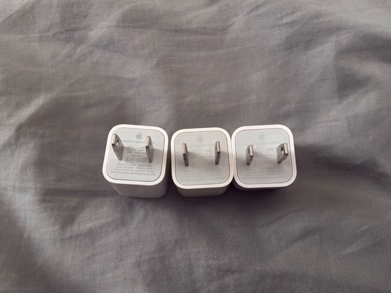Genuine OEM Apple A1385 5W USB Travel Power Adapter Cube Charger 3 pcs pack