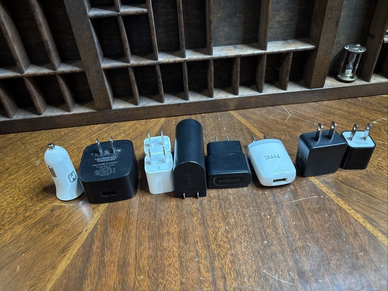Lot of 8 Charging Bricks Working Samsung 2 Apple Nook HTC MOXEE Unbranded
