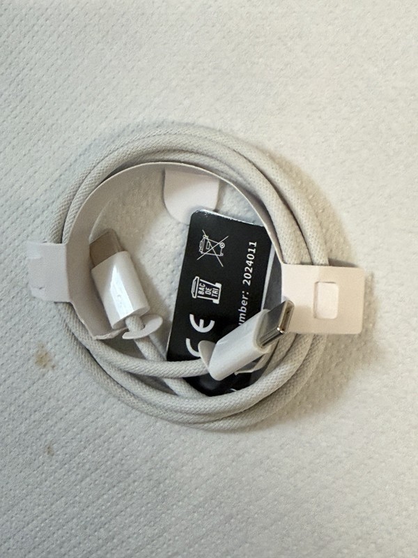 Apple MK0X2ZM/A 1m USB-C to Lightning Cable - White gallery