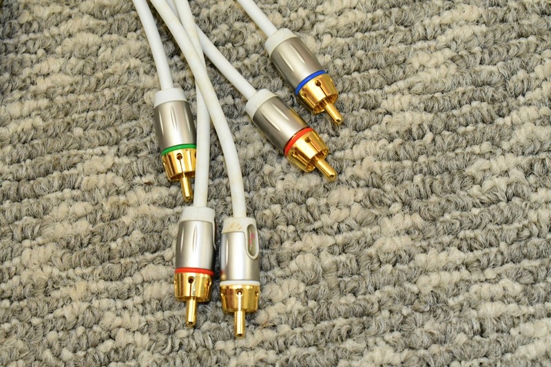 Rocketfish Apple RGB Component A/V Video Cable 30-Pin for Ipod/Iphone/Ipod WHITE gallery