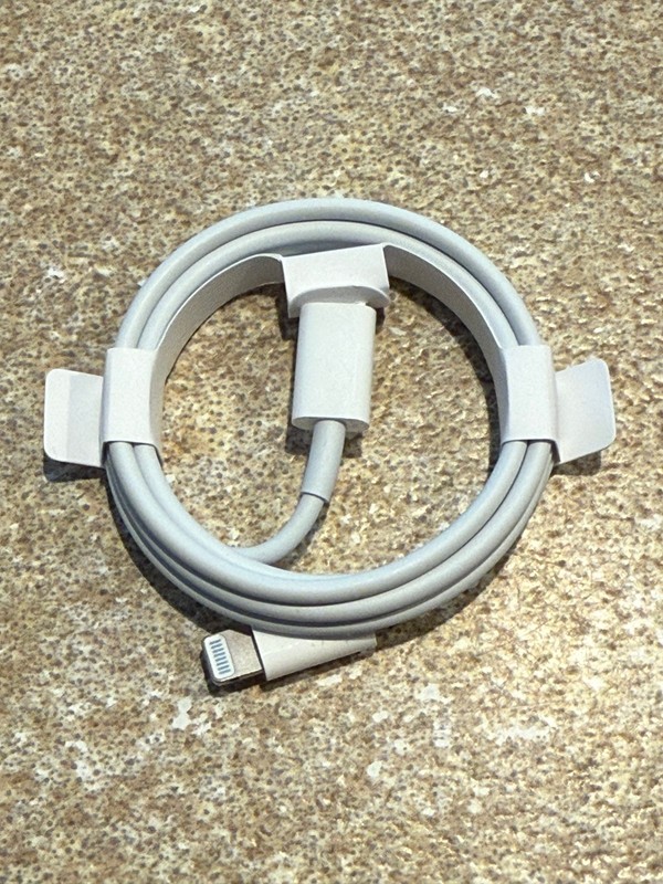 Original Apple USB‑C to Lightning Cable 1m MM0A3ZM – OEM iPhone 13 – New Unused