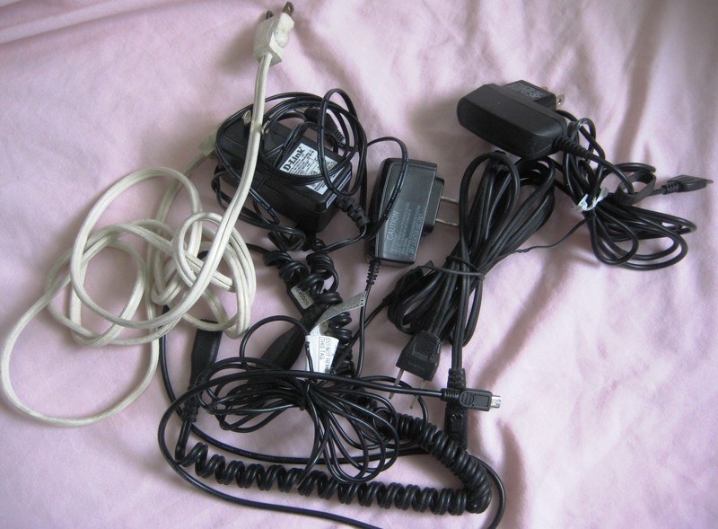 Bundled Mixed Lot Of 7 Electronic Items,Adapters,Samsung,Siemens,D.Link,Chargers