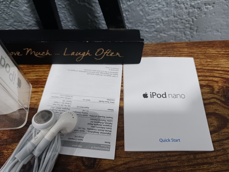 Authentic: Ipod NANO 4gb Model A1236 Apple 30-pin to USB Cable/Earphones Case gallery