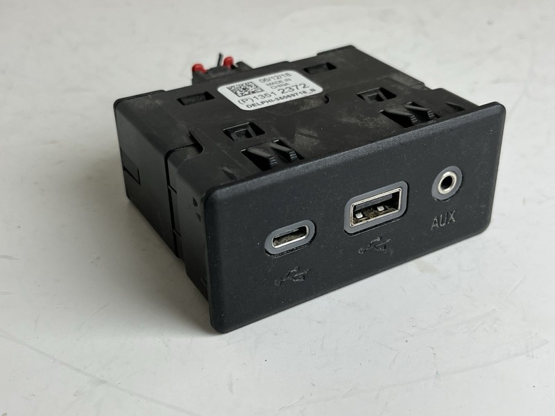 2019 CHEVROLET EQUINOX FRONT AUX MEDIA USB TYPE C SOCKET PORT OEM 13512372