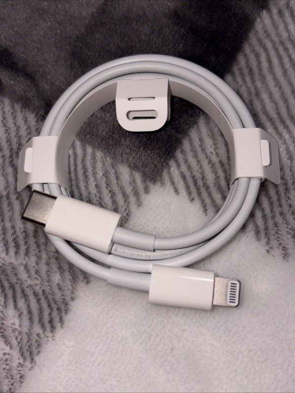 Apple USB-C to Lightning Cable - White, 1m