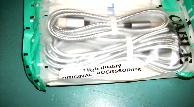 LOT OF 19 - GEEKSOUL USB-C 2-Pack 6' Cable (13 Gray & 6 Red) gallery
