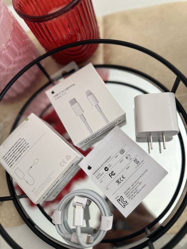 Apple USB-C to Lightning Charging/Data Sync Cable 1m White MQKJ3AM/A gallery