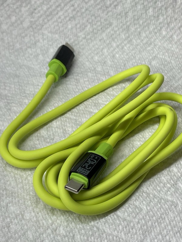 Selling a 1+1 accessory set for iPhone 17: protective case and charging cable. gallery