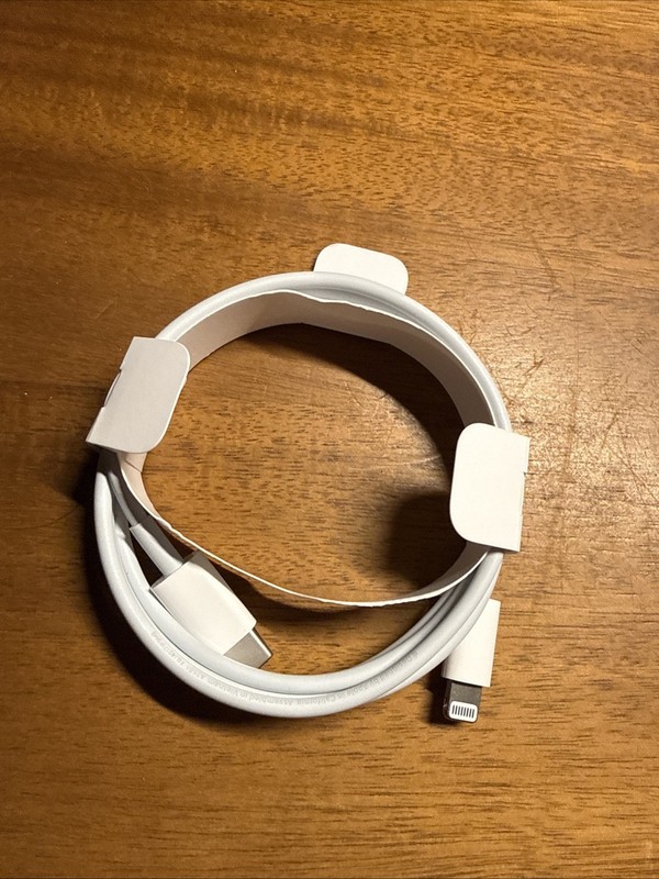Genuine Apple MUQ93AM/A USB-C to Lightning 1m/3ft Charging Cable - White gallery
