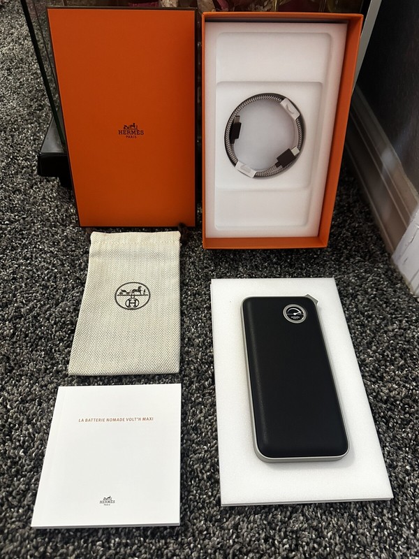 Authentic Rare find in USA. HERMĒS Volt'H Maxi power bank. Rare color!!!