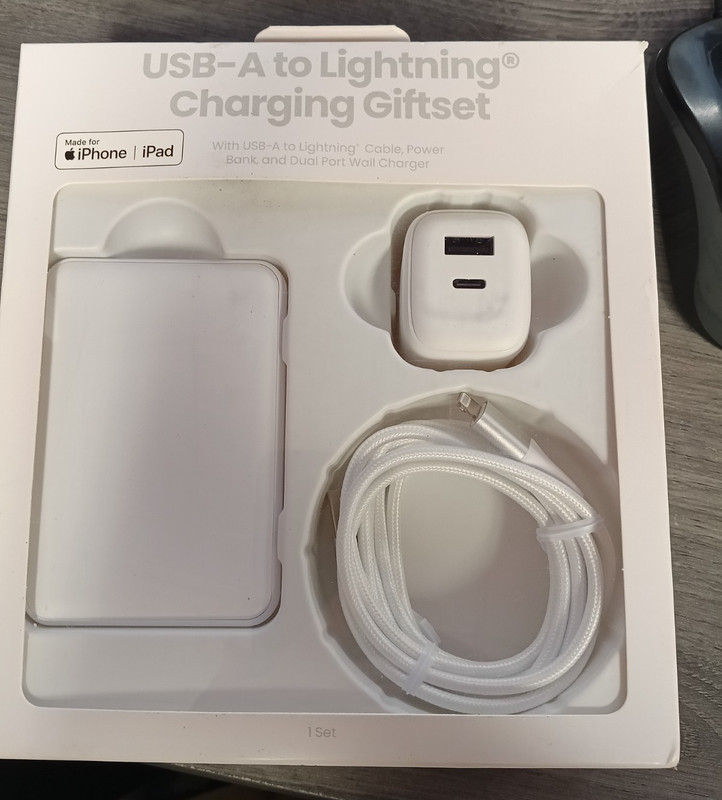 USB-A to Lightening Charging GiftSet Made for iPhone and iPad NIB