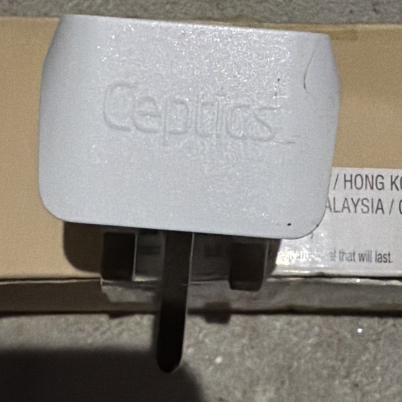 Ceptics UK, Hong Kong, Ireland, UAE Travel Plug Adapter (Type G) - 3 Pack gallery
