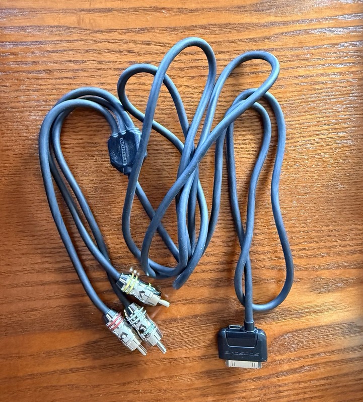 Scosche IPAV SneakPEAK 30 pin Audio/Video Cable for iPad, iPod and iPhone