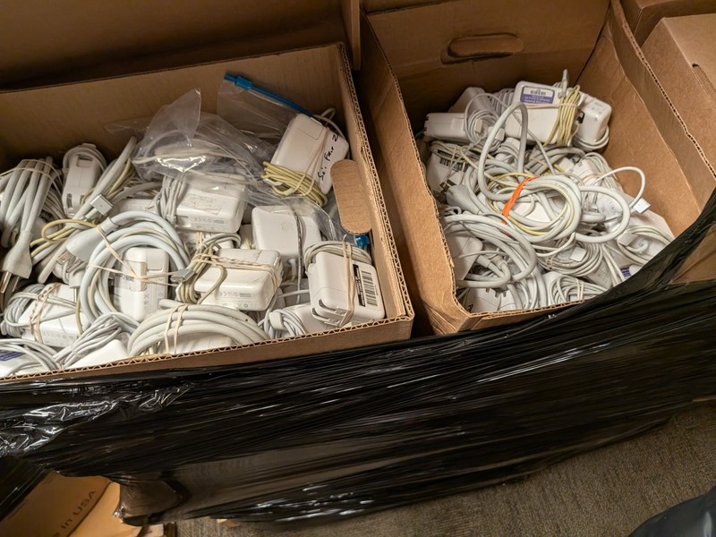 LOT OF 1922 APPLE AC ADAPTERS AND BLOCK CHARGERS