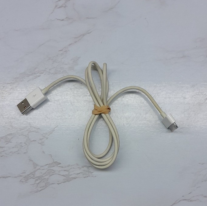 Apple 30-pin to USB Cable in used conditon works! for ipods