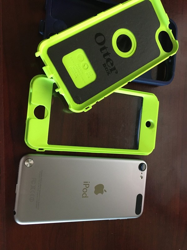 Apple iPod Touch 5th Generation - 32gb with Otter case gallery