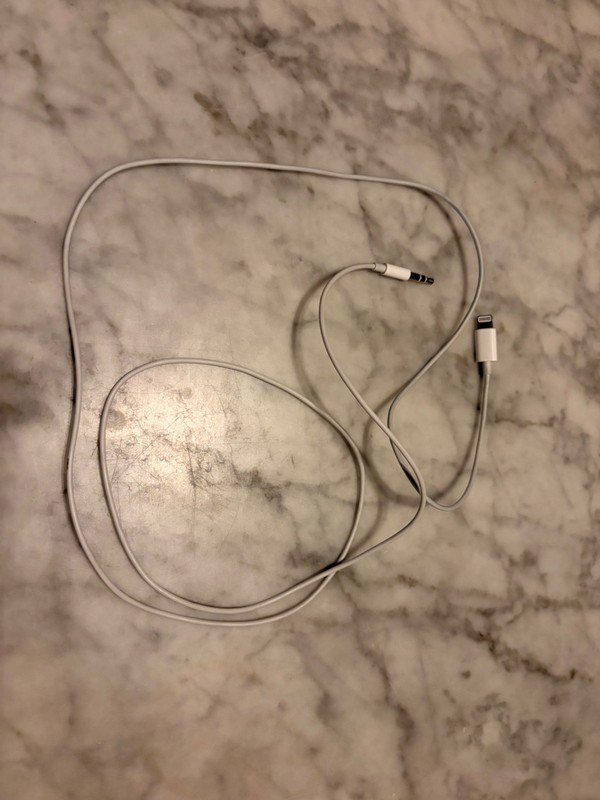 Apple 1.2m Lightning to 3.5 mm Audio Cable – White (MXK22AM/A)
