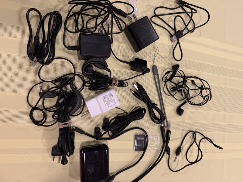 Misc Cords Chargers Plugs Headsets Etc Samsung Motorola Digipower Sandisk Ear Pc