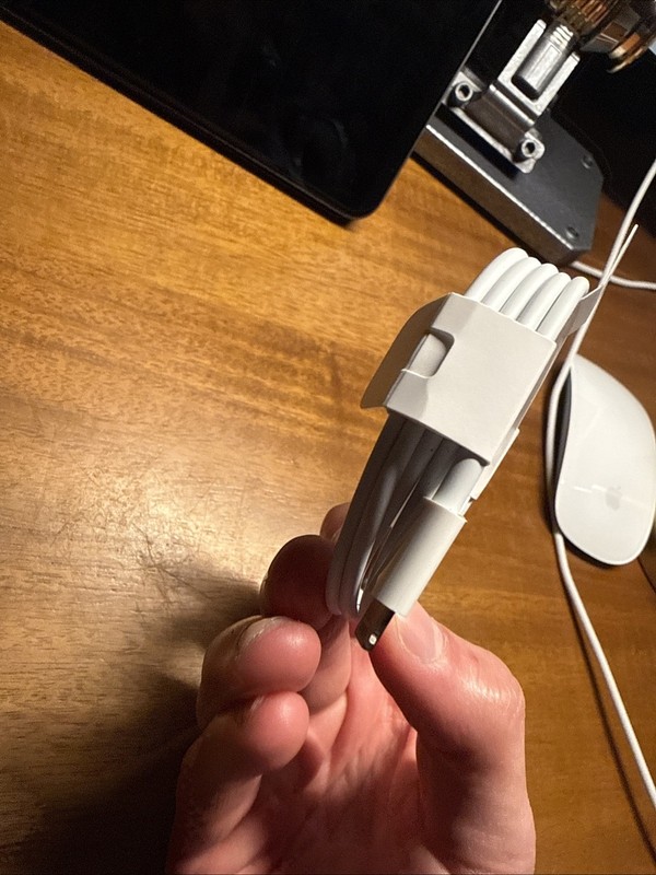 Genuine Apple MUQ93AM/A USB-C to Lightning 1m/3ft Charging Cable - White gallery
