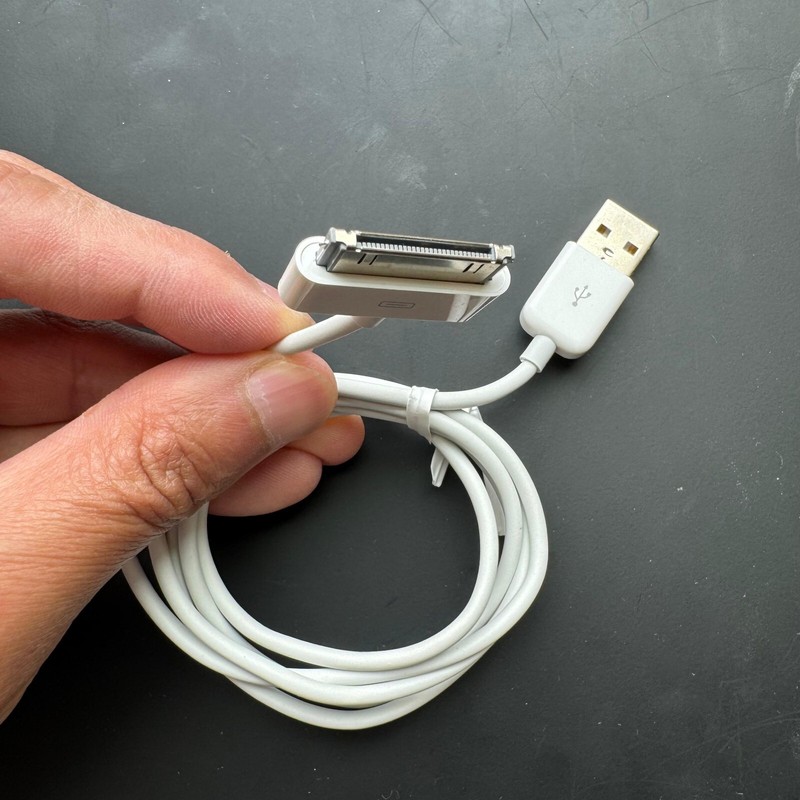Genuine APPLE 30 Pin to USB 1m Cable MA591G/C iPod iPad 1/2/3 iPhone 3/4 Used gallery