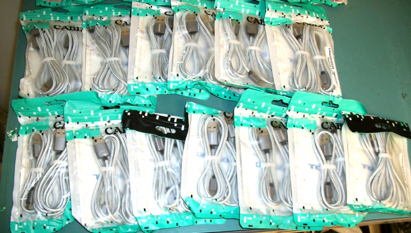 LOT OF 19 - GEEKSOUL USB-C 2-Pack 6' Cable (13 Gray & 6 Red) gallery