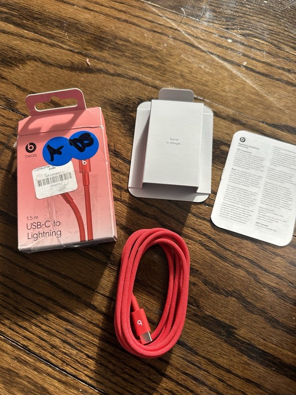 Open Box Y9-O Beats 1.5 M USB-C to Lighting Woven Cable – Rapid Red