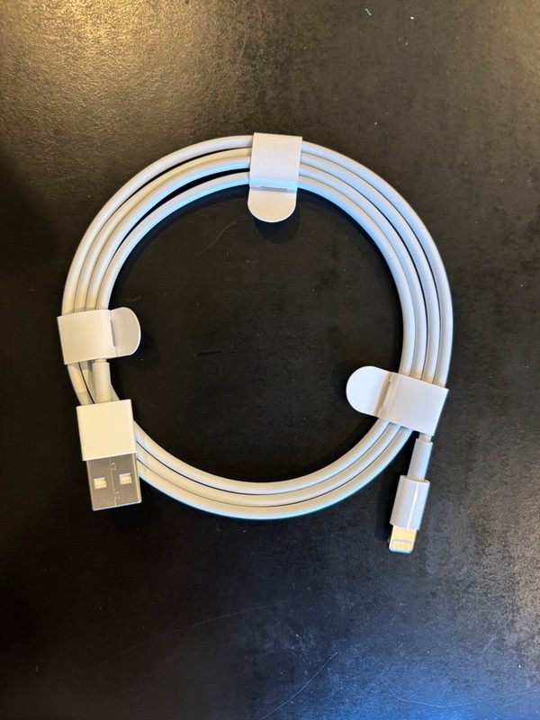 Apple 3ft. (1m) Lightning to USB Cable – White – brand new