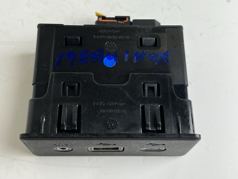 2019 CHEVROLET EQUINOX FRONT AUX MEDIA USB TYPE C SOCKET PORT OEM 13512372 gallery