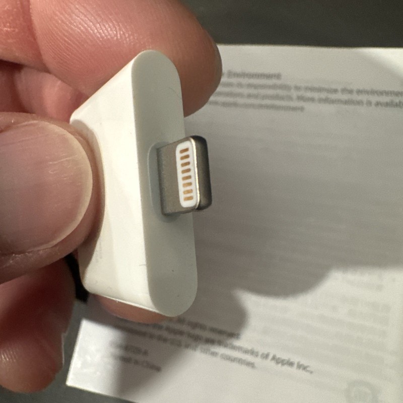 Apple Lightning to 30-pin Adapter (Model MD823ZM/A) gallery