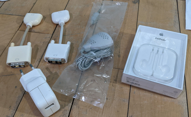 Huge lot of Vintage Apple Accesories and items - Keyboard, Software, Vhs, Bag ++ gallery