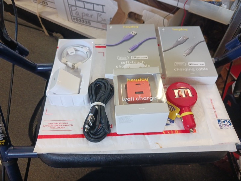 6 Piece Iphone Cables And Charging Block Lot