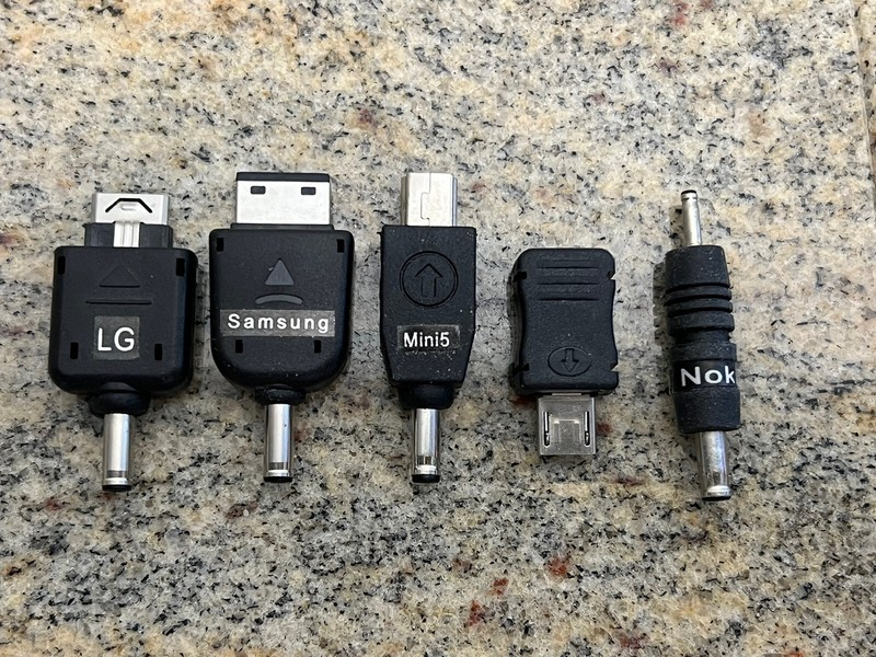 UNIVERSAL MOBILE PHONE CHARGER ADAPTER TIP