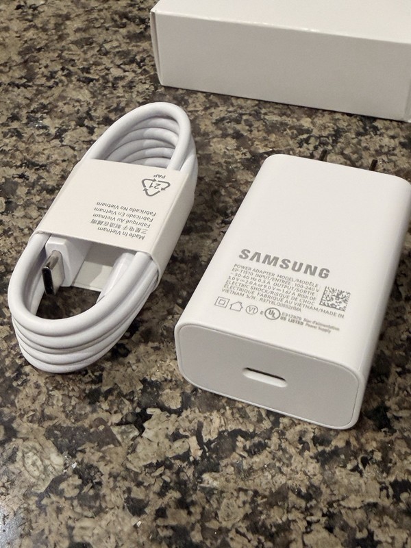 NEW GENUINE SAMSUNG USB-C FAST CHARGER! Comes With Cable!