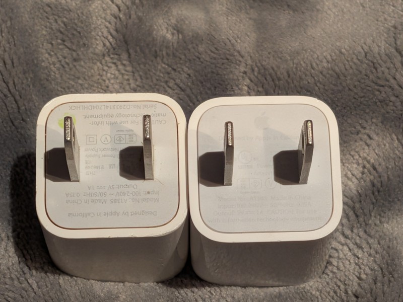 Lot of 40 Genuine OEM Apple A1385 5W USB Travel Power Adapter gallery