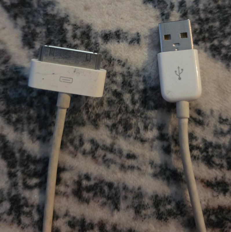 Apple 30-Pin to USB-A Cable Working &Tested For iPod, iPhone 4s & earlier iPads.
