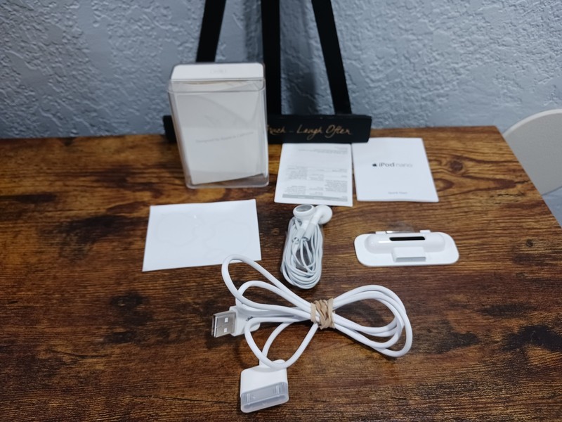 Authentic: Ipod NANO 4gb Model A1236 Apple 30-pin to USB Cable/Earphones Case