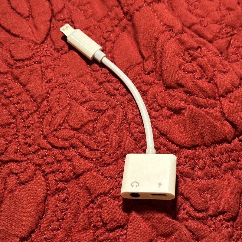 iPhone Headphones Adapter & Splitter, 2 in 1 Dual Charger Cable Audio Adapter