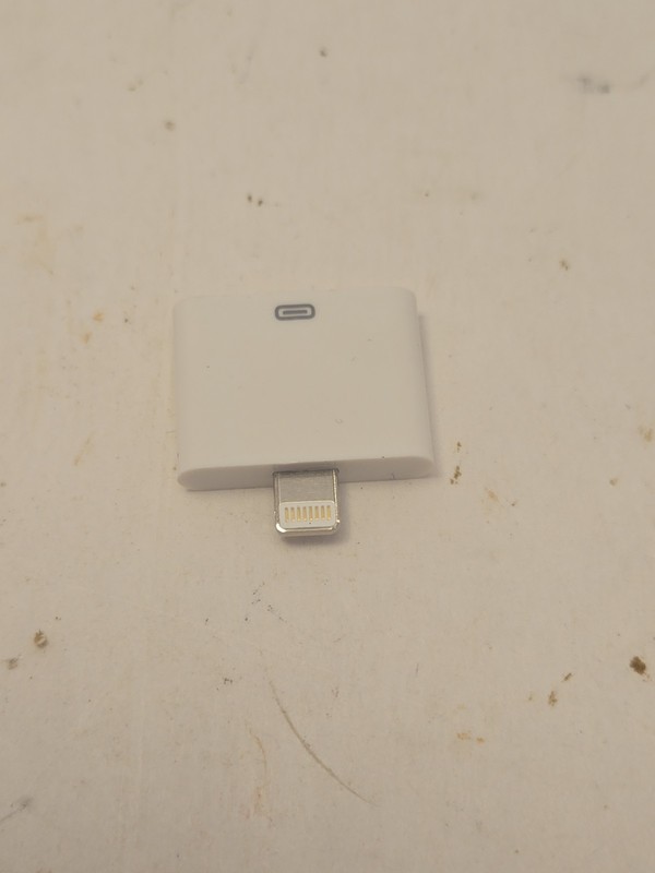 Apple Lightning to 30-Pin Adapter A1468 – Genuine OEM Connector gallery