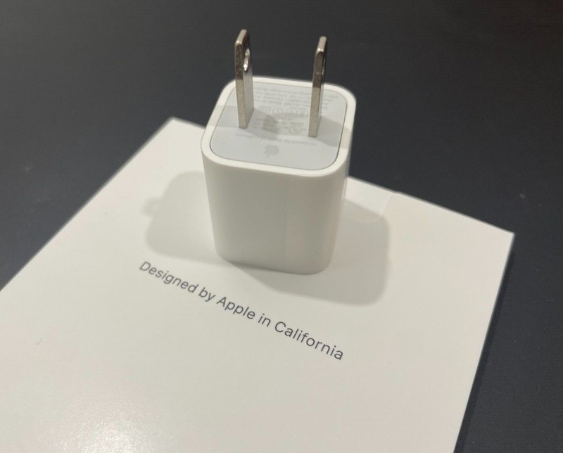 Original Apple iPhone Charger for iPHONE 6 7 9 X XR (MD810LLA) -- Excellent